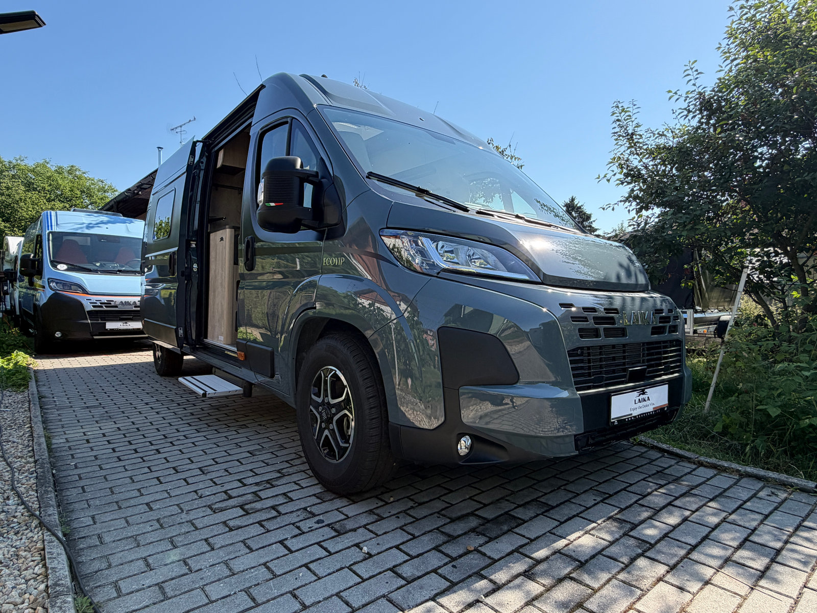 LAIKA Ecovip 645 automat — skladový vůz BENEcamp BC-2602, exteriér zepředu